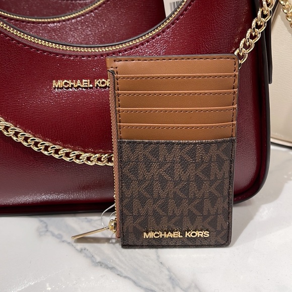 Michael Kors Jet Set Travel Medium Top Zip Card Case Wallet

Brown 
NWT - Picture 1 of 16